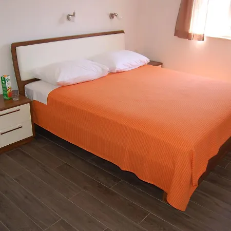 Spacious In With Courtyard Veli Rat
