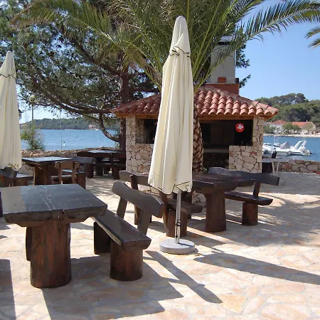 Spacious In With Courtyard * Veli Rat
