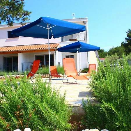 Apartament Spacious In With Courtyard