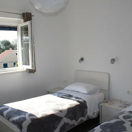 Spacious In With Courtyard 벨리 라트